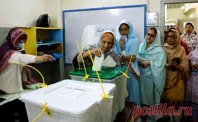 Без интернета и с оппозицией в тюрьме: как прошли выборы в Пакистане. 8 февраля в Пакистане прошли всеобщие выборы, в которых предположительно лидируют сторонники экс-премьера Имрана Хана. За неделю до голосования политика приговорили к трем тюремным срокам