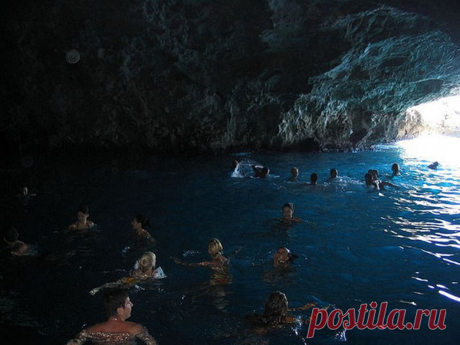 (3) This is Montenegro
Time for swimming
Some who have a heightened sense of the artistic describe swimming in the cave as "descent into the blue" because of the amazing combination of blue sea and the various shade of blue on the walls of the cave caused by the refraction of light.