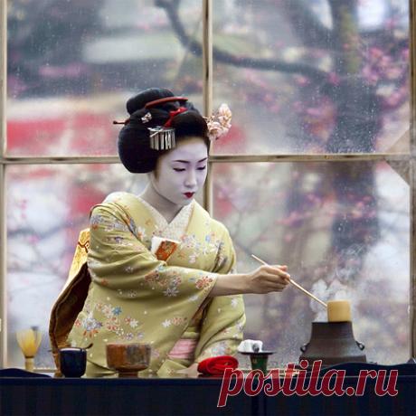 Слышно, как падает роса...
Кто-то живет здесь в гармонии с тишиной.
Виднеется дым... Заваривается чай... Иноуэ Сиро 
Поздравляю с прекрасным, новым утром. Пусть сегодня, оно непременно, принесет вам   удачу, и счастье. Пусть этим утром ваша жизнь станет лучше, чем вчера!