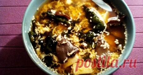 Суп кимчи с яйцом, тофу и древесными грибами моэр. Рецепт Замочить в теплой воде грибы моэр и держать, пока они не размякнут и не увеличатся в размерах в 2-3 раза, а также водоросли вакамэ.