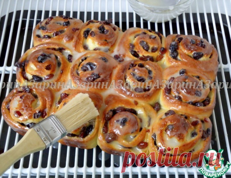 Плюшки с изюмом и сахарной глазурью