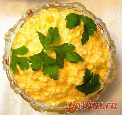 Сырный салат 
Очень вкусный и простой салатик. Готовлю его постоянно, на праздничный стол и просто так.
Рецепт на сайте: http://ez2.vkusno-poeli.ru/syrnyj-salat.html