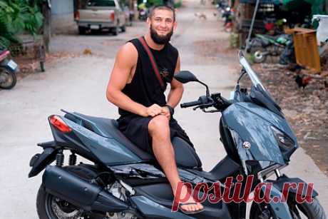 Чимаев рассказал о своей цели в UFC. Шведский боец смешанного стиля (MMA) Хамзат Чимаев рассказал о своей цели в Абсолютном бойцовском чемпионате (UFC). Он заявил, что хочет стать лучшим и не планирует оставаться обычным парнем, который выиграл один пояс. «Я хочу два или три пояса. Посмотрим, смогу ли я это сделать», — отметил Чимаев.