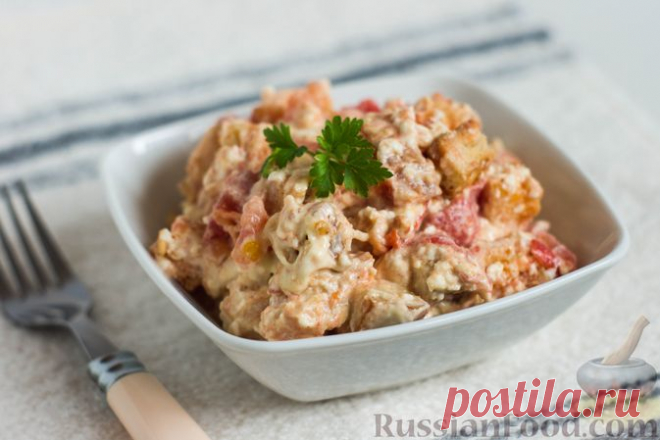 Рецепт: Салат с жареными помидорами, плавленым сыром и сухариками на RussianFood.com