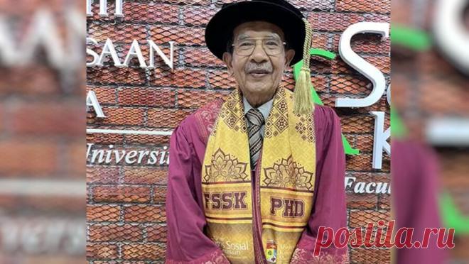 Пенсионер получил докторскую степень в 79 лет. В Малайзии 79-летний мужчина получил докторскую степень, пишет World of Buzz. Он признался, что тяга к знаниям не покидала его в течение всей жизни. Мухарам Аванг рассказал, что получил докторскую степень по малайской литературе. Однако ...