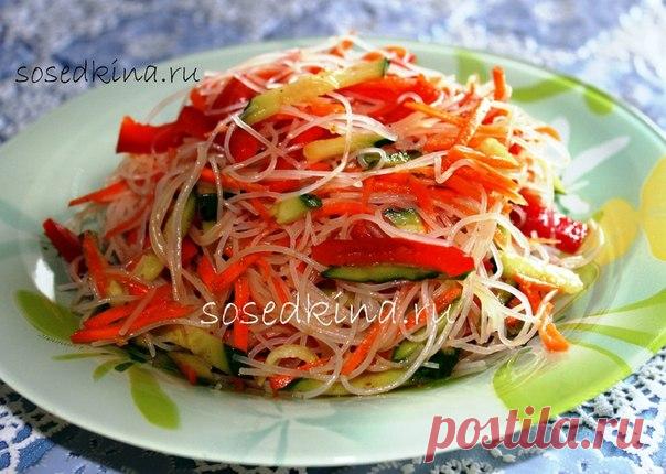 Салат с фунчозой и овощами по-корейски.
СОСТАВ:
 Перец болгарский – 1 шт
 Соевый соус – 2 ст. л.
 Кориандр (молотый)
 Фунчоза – 400 гр
 Чеснок – 2 зуб.
 Огурец – 1 шт
 Морковь – 1 шт
 Перец черный, чили.