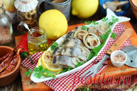 Сельдь маринованная в банке с пряностями и лимоном