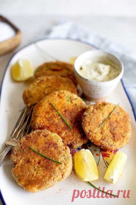 Самые вкусные в мире котлетыИнгредиенты:Фарш из индейки или курицы (я готовлю из индейки) - 800 граммов;Манная крупа - 4 столовые ложки;Сметана - 2 столовые ложки;Яйцо - 1 штука;Петрушка, укроп - 3-4 былинки;Сахарный песок - 2 чайные ложки;Горчица - 2 чайные ложки;Соль, специи - по вкусу.⠀Приготовление:Фарш, манку, сметану, яйцо, горчицу, сахар, соль и специи кладем в одну миску. Мелко-мелко режем зелень, ...