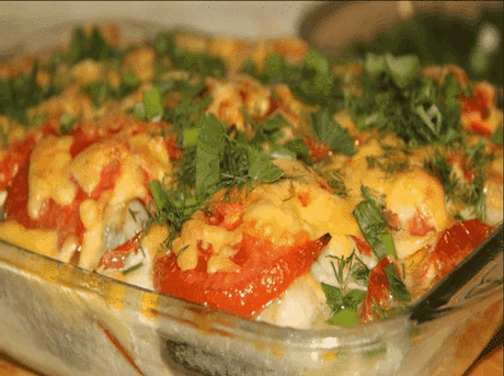 Минтай с помидорами и сыром, вкусный и Легкий ужин за 40 минут
Блюдо получается очень сочное, нежное, сытное, вкусное и простое в приготовлении
ИНГРЕДИЕНТЫ 
минтай, 800 грамм 
луковица, 1 штук 
помидор, 3 штук 
сыр, 100 грамм 
сметана, 3 ст. л. 
чеснок, 3 зубч. 
укроп, 1 пуч. 
соль, 1/2 ч. л. 
СПОСОБ ПРИГОТОВЛЕНИЯ 
На противень укладываем лук нарезанный полукольцами, сверху нарезанную рыбу. Смазываем соусом из сметаны, чеснока, укропа, приправы и соли. Укладываем помидоры колечками, посыпаем