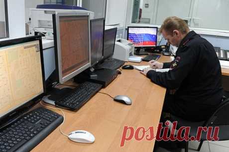 Продавщица меда украла у покупательниц-пенсионерок золото и миллион рублей. В подмосковной Балашихе продавщица меда ворует у пенсионерок деньги. Известно уже о двух потерпевших из дома на улице Смельчак. К ним пришла женщина в голубой куртке и стала предлагать мед, рассказывая о его пользе. Во время продажи воровка вытащила все из сумки и кошелька 91-летней пенсионерки.