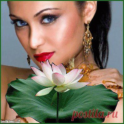 Женщина - осень.Зажженые свечи.Ярким наклоном играют всерьез.Женщина - осень,это не вечер,это от юных,неверний прогноз..Женщина - осень! взыграла по венам кровь,как созревшее в чувствах вино!Любишь и ценишь в душе незабвенно.Все, что от осени Богом дано.