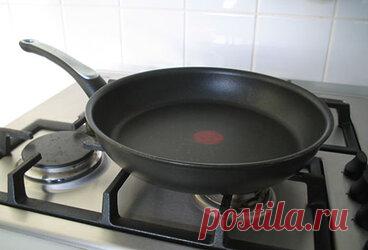 Как почистить антипригарную сковороду Содержание. Как бережно очистить тефлоновую сковороду от нагара. Чистим нагар снутри сковороды. Хозяйственное мыло. Кипячение с содой. Силикатный клей. Нагар снаружи – отмываем на раз, два, три. Гели и кремы. Средства в форме спрея. Пена против нагара. Жидкие средства. Топ-5 советов по уходу за тефлоновой сковородой. Как бережно очистить тефлоновую сковороду от нагара. Сковорода с тефлоновым покрытием – неподменная ассистентка в приготовлении еды.