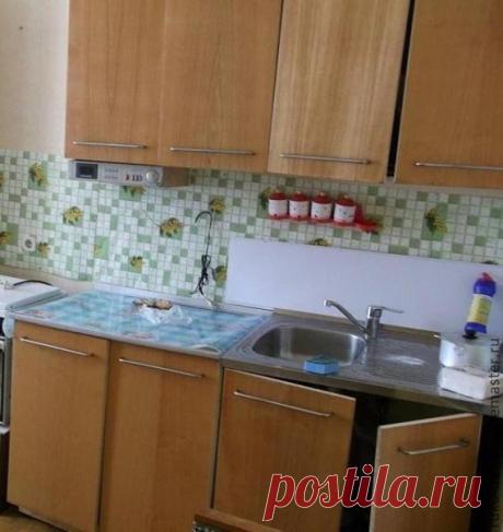 Как старую кухню превратить в новую, своими руками? Читайте мастер-класс новая кухня Итак, куплены фотообои (самые обычные бумажные), клей для бумажных обоев, краска, лак, кисти и валик. Переделку начали с того, что тщательно вымыли и обезжирили всю поверхность. Снаружи покрасили черной краской в 2 слоя: А внутри салатовой. Полочки черной краской и лаком: Когда все хорошо просохло, приступим к фотообоям. Рисунок обоев состоял из 4-х листов,как раз на каждый шкаф. Правда размер листов был…