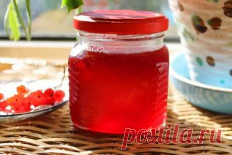 Желе из красной смородины — вкусное и полезное Красная смородина – ягода уникальная. Помимо того, что она имеет восхитительный ярко-красный цвет, она ещё и является кладезем витаминов и минеральных веществ. А вкус этой ягоды никого не сможет оставить равнодушным – кисленькая, слегка терпковатая и невероятно сочная. Поэтому и заготовки из смородины получаются очень вкусными, что варенье, что повидло, что желе. Именно желе мы и предлагаем вам приготовить. Ингредиенты: Красна...