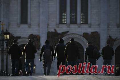 Назван процент не желающих жить по российским законам мигрантов. Специалисты Федерального агентства по делам национальностей (ФАДН) выяснили, что множество мигрантов в России не желают жить по российским законам. Шариат предполагает в том числе наказания за преступления против нравственности и «общественного порядка» — пьянство, азартные игры, клевету, разврат.