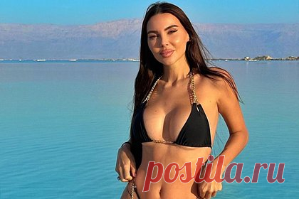 Оксана Самойлова назвала свой вес и показала фигуру на камеру. Российская блогерша и жена рэпера Джигана Оксана Самойлова назвала свой текущий вес и показала фигуру на новом видео. 34-летняя знаменитость снялась у бассейна в собственном доме в бикини серого цвета. На размещенных кадрах видно, что предпринимательница завила волосы в мелкие кудри, а на лицо нанесла яркий макияж.