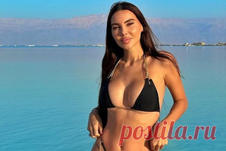 Оксана Самойлова назвала свой вес и показала фигуру на камеру. Российская блогерша и жена рэпера Джигана Оксана Самойлова назвала свой текущий вес и показала фигуру на новом видео. 34-летняя знаменитость снялась у бассейна в собственном доме в бикини серого цвета. На размещенных кадрах видно, что предпринимательница завила волосы в мелкие кудри, а на лицо нанесла яркий макияж.