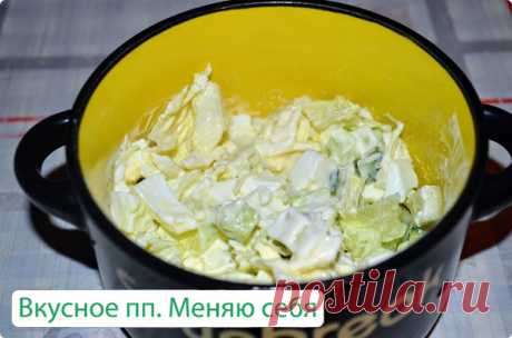 Диетический салат с пекинской капустой, яйцами и огурцом