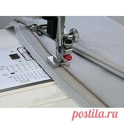 Как пользоваться дополнительными лапками для швейных машин JANOME и FAMILY
Лапка для вшивания потайной молнии
Эта уникальная лапка поможет легко и быстро вшить потайную молнию.
Описание работы:
1. Откройте застежку-молнию.
2. Расположите правую половину застежки-молнии лицом к лицевой стороне правой части изделия.
3. Отогните зубцы вправо и опустите лапку так, чтобы зубцы лежали в желобке лапки справа от иглы. Прошейте, дойдя до отметки конца разреза.
4. Расположите левую ...