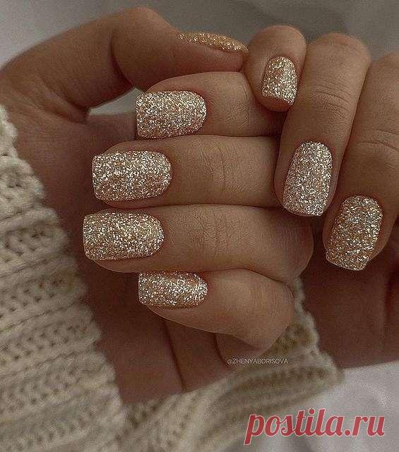 Стильный золотой маникюр: лучшие идеи дизайна 2023