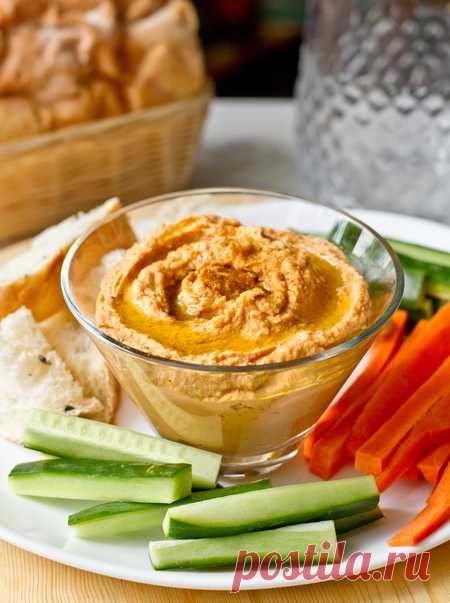 Хумус с печеным сладким перцем на Вкусном Блоге Хорошо приготовленный и правильно приправленный хумус со свежим ливанским лавашом или чабаттой – это то, что прямо-таки сводит меня с ума и заставляет забыть об обещаниях себе есть меньше быстрых углеводов. Во Вкусном Блоге уже есть один рецепт хумуса. Сегодня я хочу добавить вариант с печеным красным сладким перцем, который…