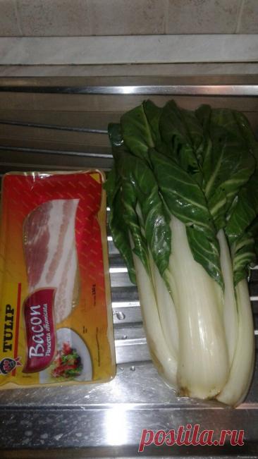 Пост на стене Итальянская кухня. По многочисленным просьбам!!Пока россияне ломают голову, что же делать с мангольдом,  итальянцы давно уже все придумали.МАНГОЛЬД ПО-ИТАЛЬЯНСКИ. Мангольд всегда делю на "ножки" и зелёную часть - листья. Итак, сегодня готовим НОГИ! )))Отвариваем ножки до мягкости. Остужаеми и шинкуем  кубиками. В форму вливаем масло и выкладываем мангольд (слой не должен быть толстым). Немного солим и присыпаем панировочными сухарями. ...