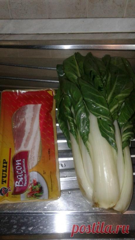 Пост на стене Итальянская кухня. По многочисленным просьбам!!Пока россияне ломают голову, что же делать с мангольдом,  итальянцы давно уже все придумали.МАНГОЛЬД ПО-ИТАЛЬЯНСКИ. Мангольд всегда делю на "ножки" и зелёную часть - листья. Итак, сегодня готовим НОГИ! )))Отвариваем ножки до мягкости. Остужаеми и шинкуем  кубиками. В форму вливаем масло и выкладываем мангольд (слой не должен быть толстым). Немного солим и присыпаем панировочными сухарями. ...