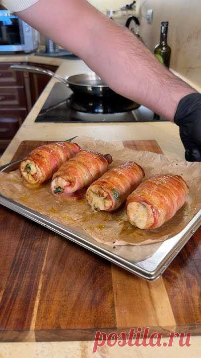 Рулет из куриной грудки Ингредиенты: •Куриная грудка - 2 шт. •Грибы вешенки - 150 г. •Шпинат - 100 г. •Чеснок - 1 зубчик. •Помидор - 1 шт. •Моцарелла - 100 г...