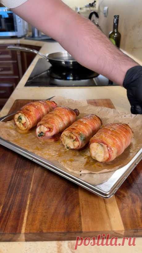 Рулет из куриной грудки Ингредиенты: •Куриная грудка - 2 шт. •Грибы вешенки - 150 г. •Шпинат - 100 г. •Чеснок - 1 зубчик. •Помидор - 1 шт. •Моцарелла - 100 г...