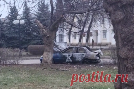 В Сети появилось видео с места взрыва автомобиля депутата Попова в Луганске. Находившийся в машине народный избранник, предположительно, погиб.