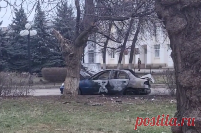 В Сети появилось видео с места взрыва автомобиля депутата Попова в Луганске. Находившийся в машине народный избранник, предположительно, погиб.