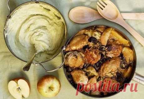 Куриное филе с яблоками и черносливом