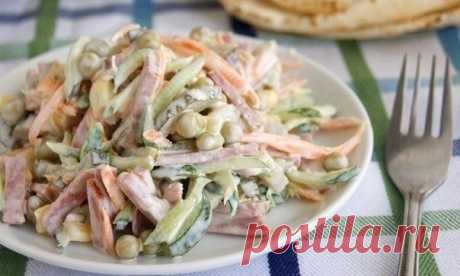 Быстрый салат из колбасы, моркови и огурцов