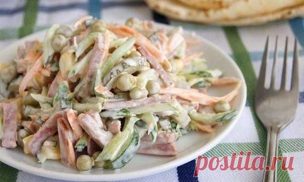 Быстрый салат из колбасы, моркови и огурцов
