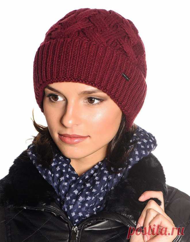 Вязаные шапки (151 фото): для женщин 50 лет, модные модели осень-зима 2018-2019 с ушками, объемные, из вязаной норки и с помпоном