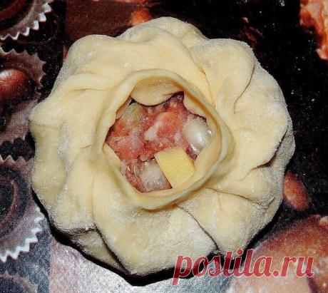 ВКУСНЕЙШИЙ и НЕЖНЕЙШИЙ "Вак балиш" 

Вам потребуется: 
Мука - 700 гр., 
Масло сливочное - 250 гр., 
Кефир - 500 мл., 
Сода чайная - 1 ч.л., 
Соль - 1 ч.л. 
Начинка: 
Говядина (мякоть) - 0,5 кг., 
Картофель (средний) - 7 шт., 
Лук репчатый - 3 шт., 
Соль, перец черный молотый - по вкусу 
Для бульона: 
Вода - 300 мл., 
Масло сливочное - 50 гр. 
Соль - 1/3 ч.л. 
Для смазывания пирогов - 1 яйцо. 

Как готовить: 

1. В чашку всыпать 700 гр. муки. Натереть(туда же) на тёрке холо...