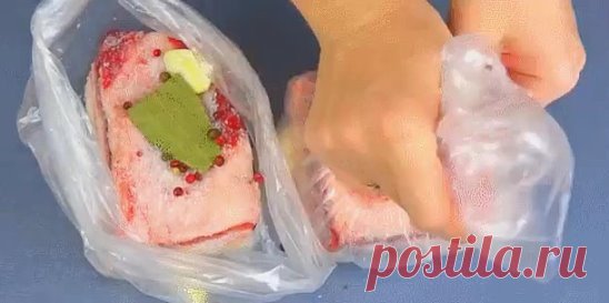 Сало Вареное с Чесноком в Пакете. Вкуснее не бывает! Простой рецепт, а результат — отменный! Еле дождались пока остынет. Слюнки аж до пяток... Жаль мало Придётся повторитьВкуснейшее, ароматное, домашнее вареное сало. Насыщенный пряный вкус, чем то похоже на нежный зельц. Минимум усилий-максимум удовольствия.  Вареное сало со специями рецепт: • Сало лучше разумеется с прослойкой мяса • Соль • Смесь перцев • Лавровый лист • Чеснок Вам понадобится полиэтиленовый пакет (и не один). Сало натереть со