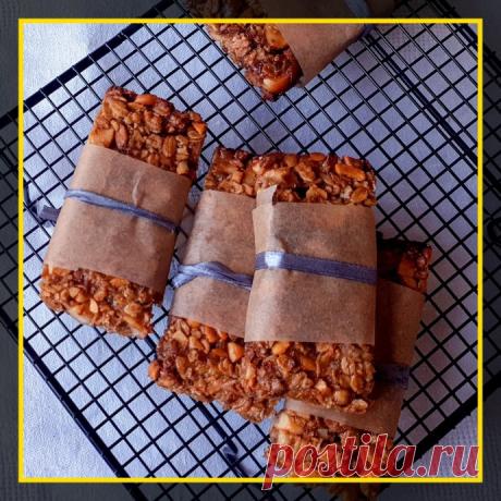 Энергетические батончики Самые оригинальные энергетические батончики, которые нам доводилось пробовать — и их можно приготовить дома!Ингредиенты:
Гранола без сахара — 150 г Банан — 1 крупная штука Шоколад — 50 г Макадамия — 30 г Арахис — 50 г Мёд...