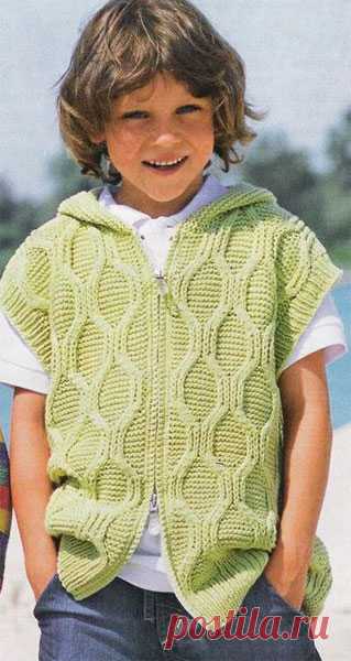 Жилет для мальчика, связанный спицами