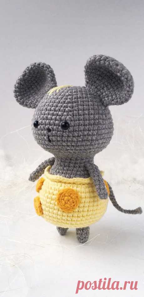PDF Мышка в сырных штанишках крючком. FREE crochet pattern; Аmigurumi animal patterns. Амигуруми схемы и описания на русском. Вязаные игрушки и поделки своими руками #amimore - Мышь, мышка, маленький мышонок, крыса.