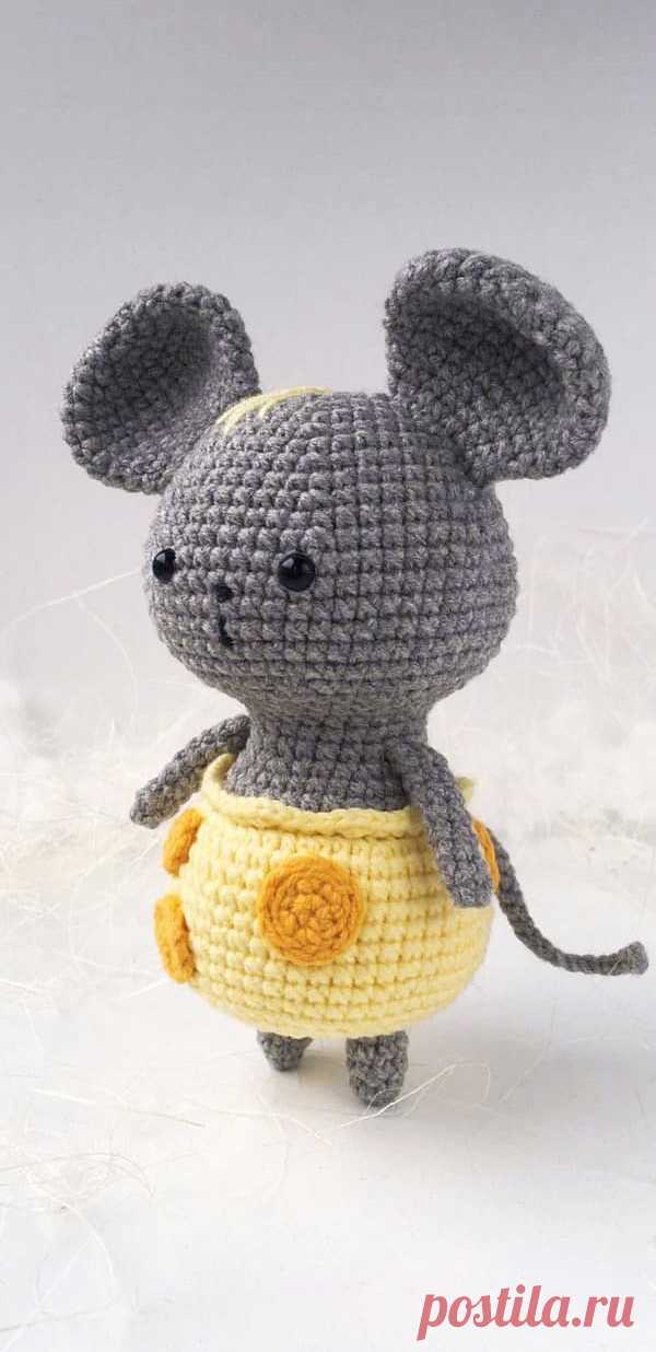 PDF Мышка в сырных штанишках крючком. FREE crochet pattern; Аmigurumi animal patterns. Амигуруми схемы и описания на русском. Вязаные игрушки и поделки своими руками #amimore - Мышь, мышка, маленький мышонок, крыса.