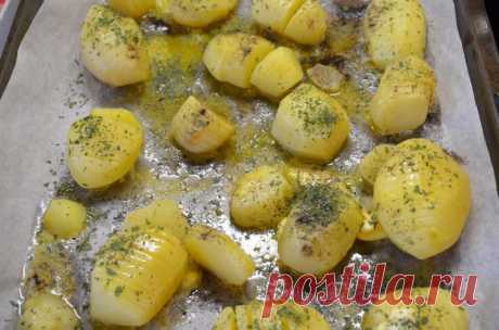 Картофель Хассельбак, по-шведски Сегодня приготовим вкуснятину: запечённый картофель по-шведски, красиво названный «хассельбак». По крайней мере, именно так о нём упоминается в книге «Скандинавская кухня» (мы с вами по ней уже готовили)...