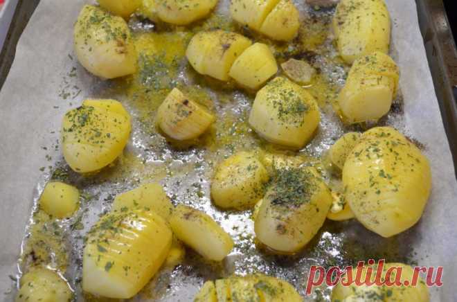 Картофель Хассельбак, по-шведски Сегодня приготовим вкуснятину: запечённый картофель по-шведски, красиво названный «хассельбак». По крайней мере, именно так о нём упоминается в книге «Скандинавская кухня» (мы с вами по ней уже готовили)...