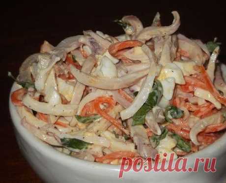 Салат с кальмаром, яйцом и корейской морковью
Итого на 100 гр 97 ккал
Б/Ж/У 11.6 / 4.4 / 3.3
Ингредиенты:
Кальмары - 4 шт
Морковь корейская - 100 г
Яйца - 2 шт
Йогурт натуральный - 3 ст. л
Петрушка - 15 г
Соль, перец - по вкусу
Приготовление:
Яйца сварить вкрутую. Для этого залить холодной водой. Довести до кипения, уменьшить огонь, варить 5 минут. Затем снять с огня и снова залить холодной водой и охладить. Кальмары промыть, обдать кипятком, очистить от п...