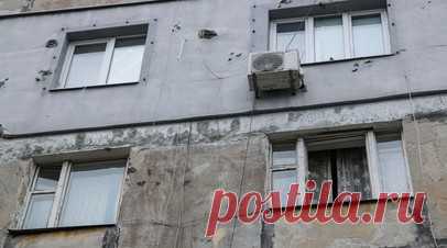 Жители дома в Курске рассказали, как произошли взрывы из-за падения части ракеты. У жилого дома в Курске после падения обломков украинской ракеты повреждён фасад и выбиты окна, но до конца здание ещё не обследовали, сообщает РБК со ссылкой на представителя городской администрации, который прибыл сделать опись повреждённого имущества. По предварительным данным, конструктивных повреждений здания нет. Читать далее