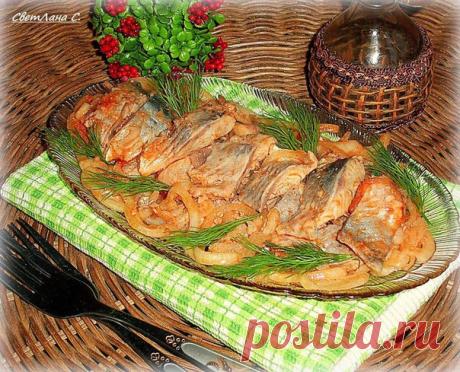 "Хе" из селёдки 

автор СветЛана С 

Любимая закуска нашей семьи, особенно младшего поколения. Эта селёдочка украсит собой любое праздничное застолье. Встречала много рецептов "хе", в которые добавляют морковь, но нам нравится именно такой вариант. 

Понадобится: 
1 кг свежемороженной сельди 
5 средних луковиц 
100 мл столового уксуса (лучше 6%, с 9% тоже можно делать, но получается немного кисловато) 
1 ст ложка соли 
0,5 - 1 ч ложка сахара 
по 0,5 ч ложки красного и чёрн...