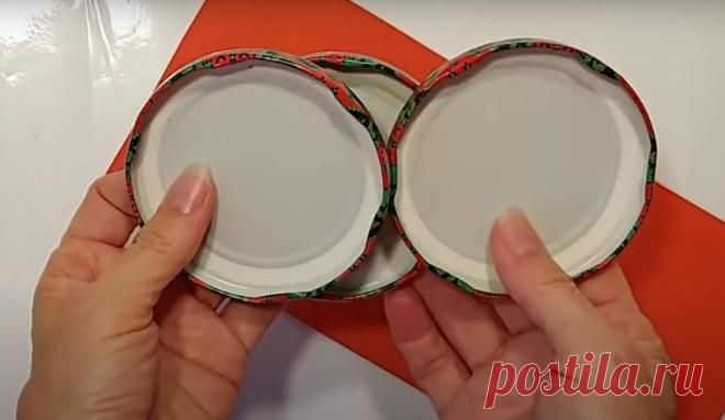 Так незвично і красиво кришки я ще не використовувала Новий рік - особливе свято, тому і готуватися до нього необхідно особливим чином. Так чудово оформляти будинок новорічними іграшками! А якщо ці іграшки зроблені своїми руками, то задоволення від підготовки до свята буде ще більше.

Незвичайні новорічні іграшки можна зробити з найнесподіваніших реч