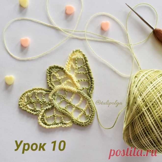 Звонок на десятый урок  
.
С этого урока переходим к более сложным схемам. Композиция из 5 листиков кажется сложной, но это только на первый взгляд, давайте разберем схему.
.
Каждый листик состоит всего из трех рядов. Нужно понять с какой точки начать и в какой очередности вязать. В спецвыпусках «Ирландское кружево» журнала «Дуплет» рядом с основной схемой печатают схему направления вязания.
.
Смотрите в разделе IGTV в аккаунте @tulipolga видео «Чтение схем. Урок 10» с под...