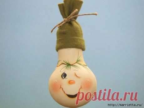 Елочные игрушки из лампочек.