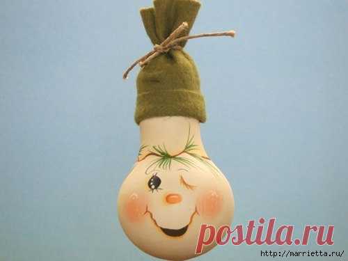 Елочные игрушки из лампочек.